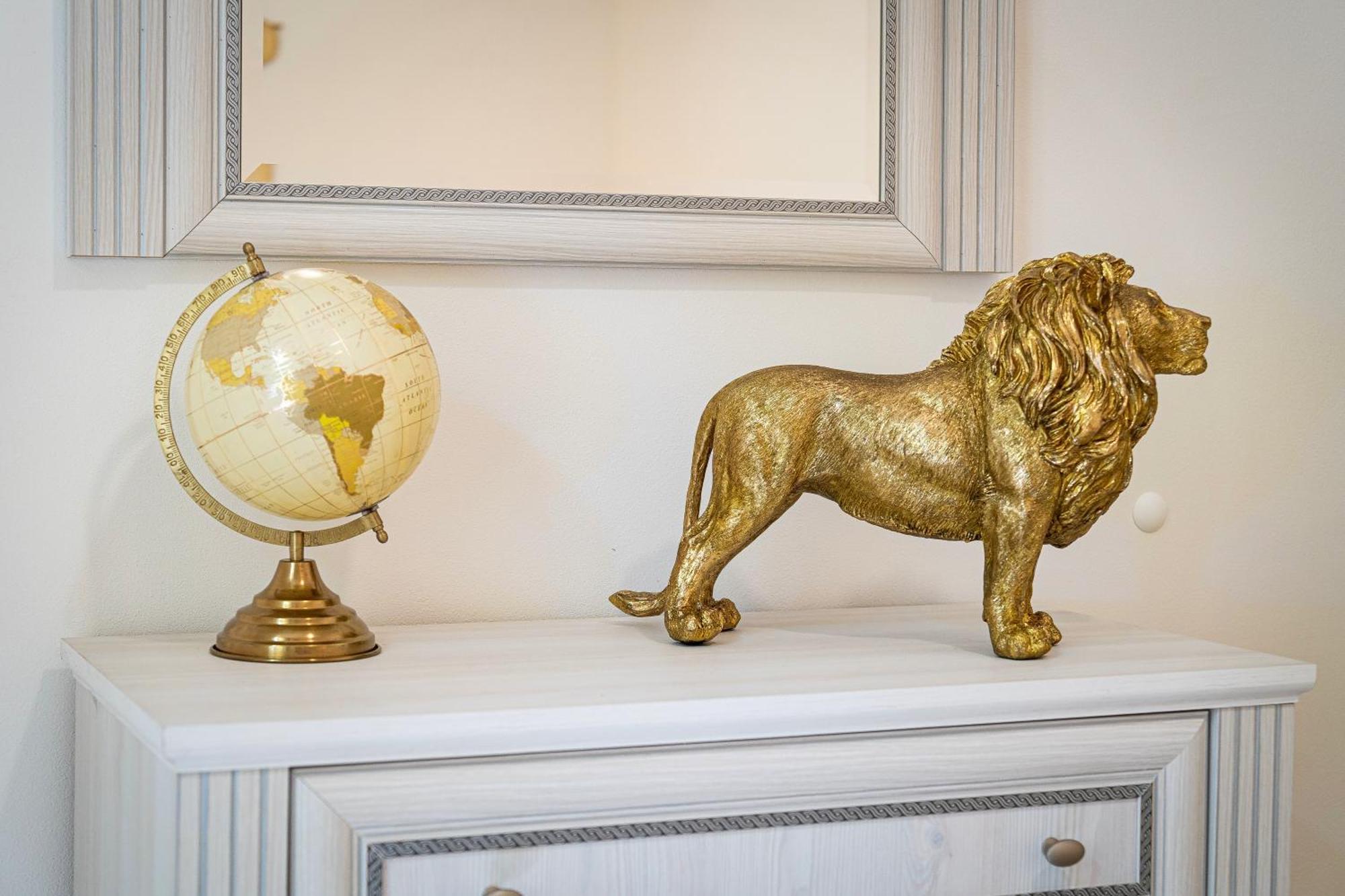 Black Lion Kingdom Apartment *